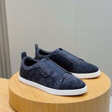 C. Louboutin Tênis Slip on de camurça azul
