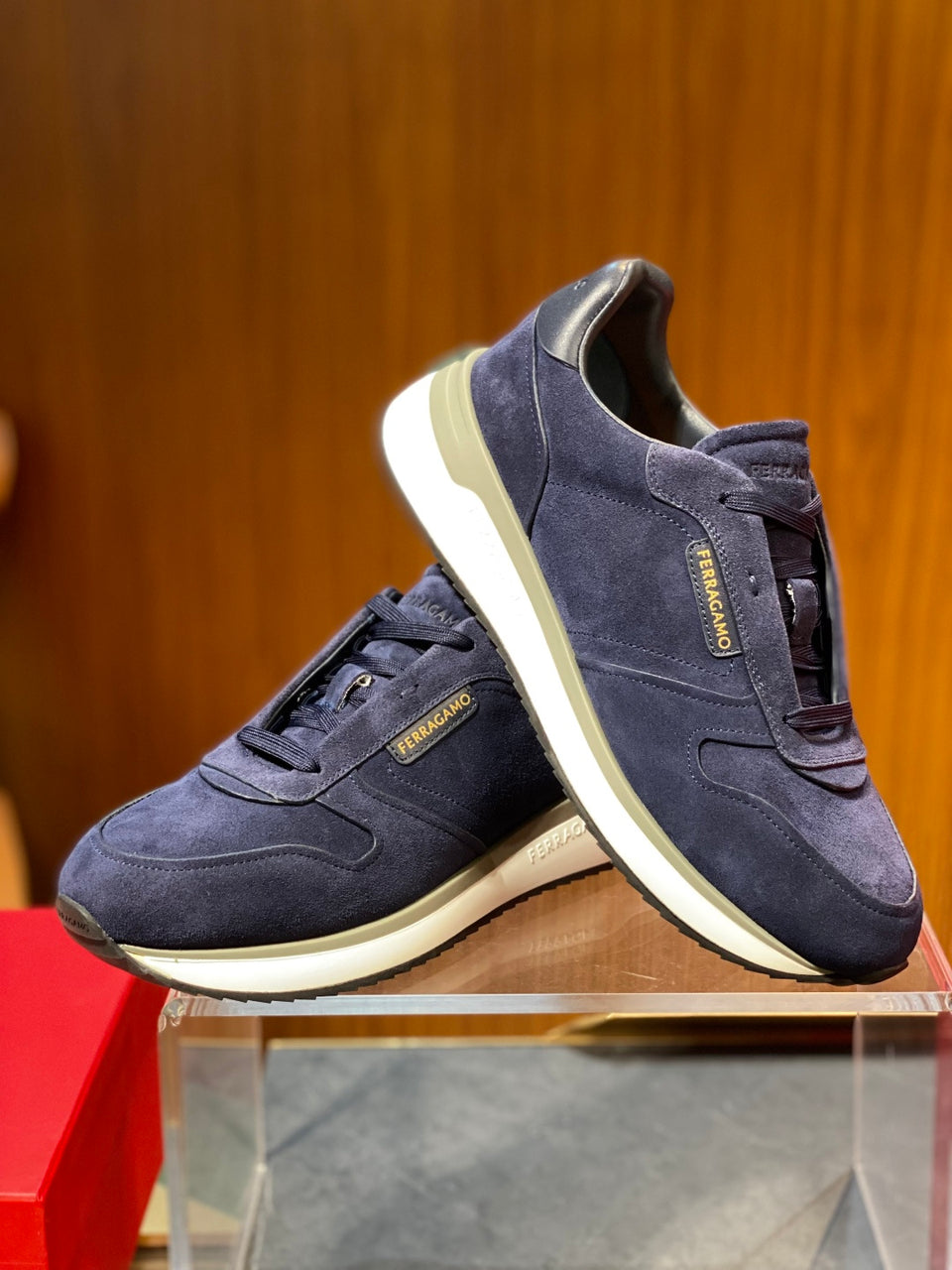Tênis Ferragamo Gancini cano baixo em camurça Azul