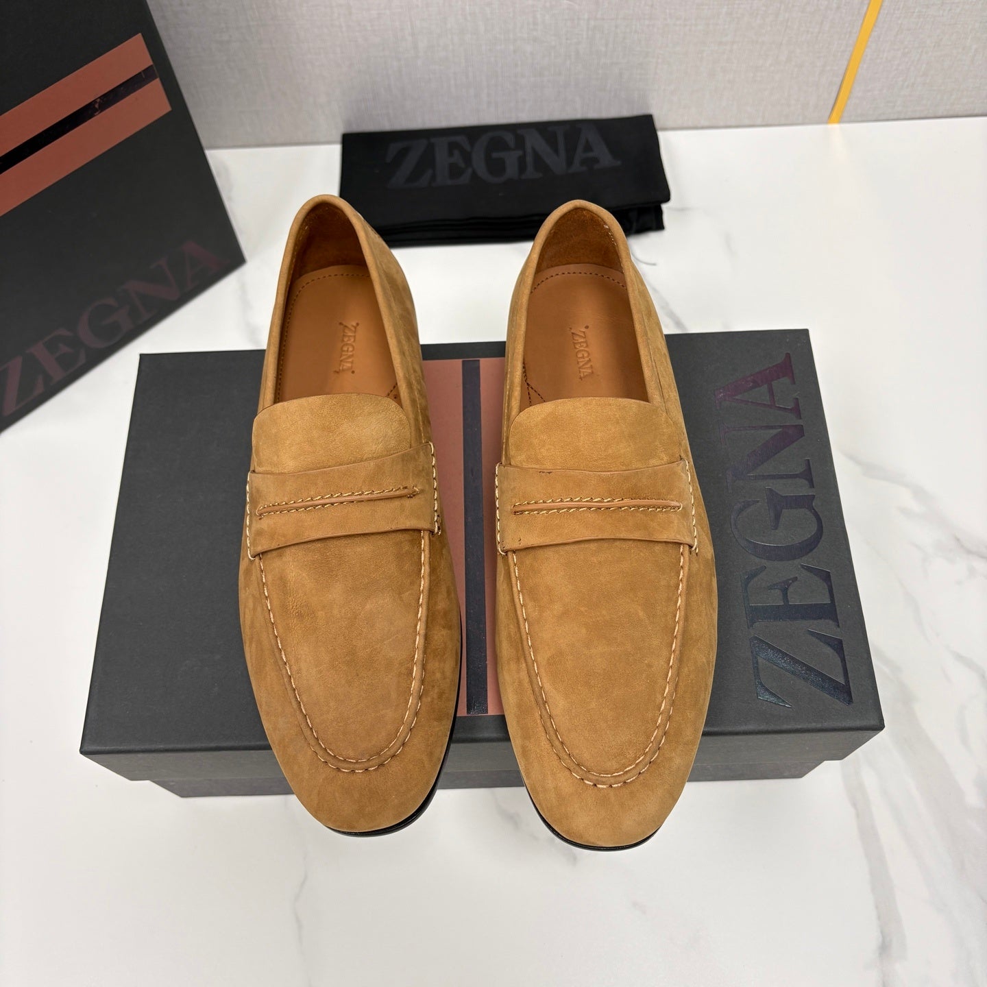 Mocassim Zegna Penny Loafer camurça caramelo