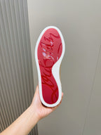 C. Louboutin Tênis Slip on de camurça bege