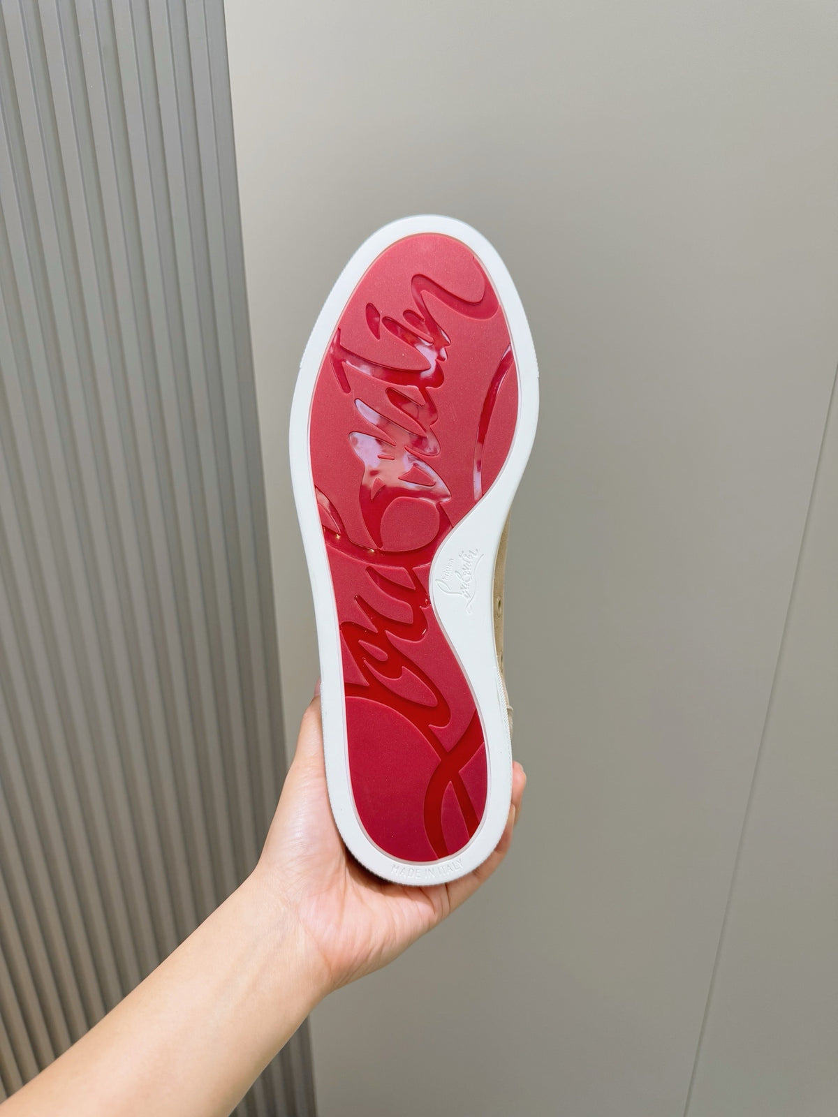 C. Louboutin Tênis Slip on de camurça bege