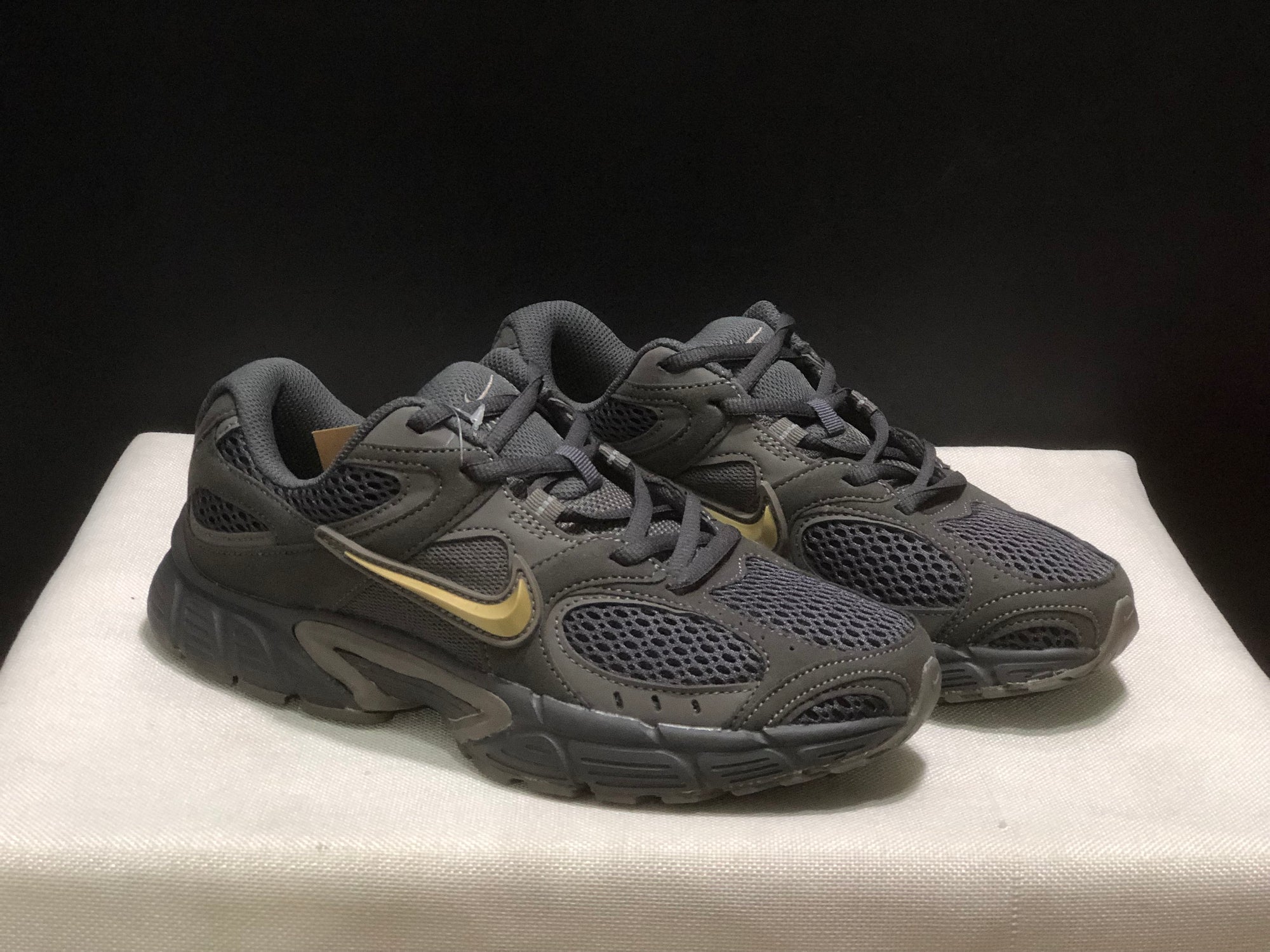 Nike V5 RNR preto/dourado