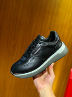 Tênis Ferragamo Gancini cano baixo couro preto