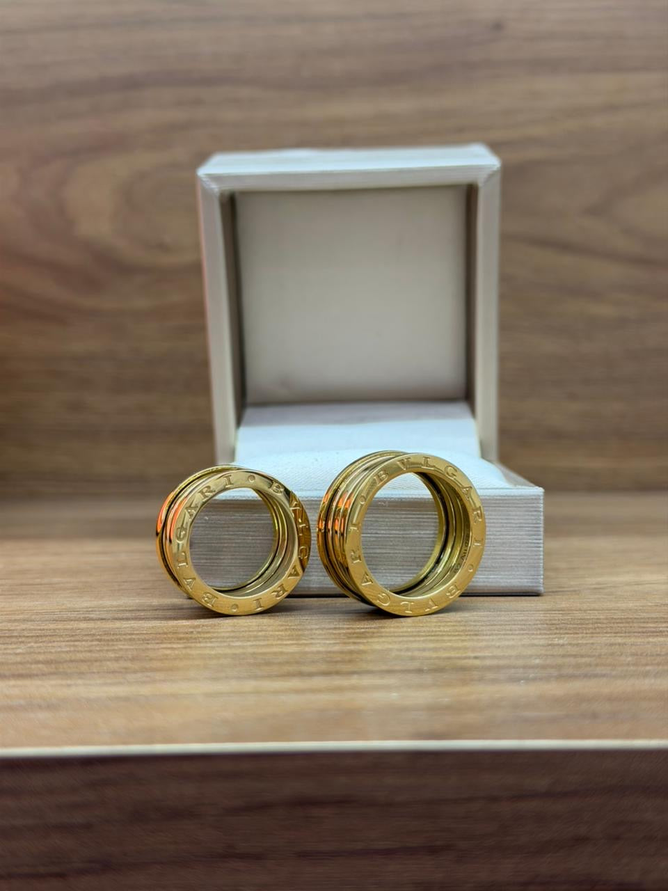 Par de anel BVLG em aço com banho de ouro pronta entrega