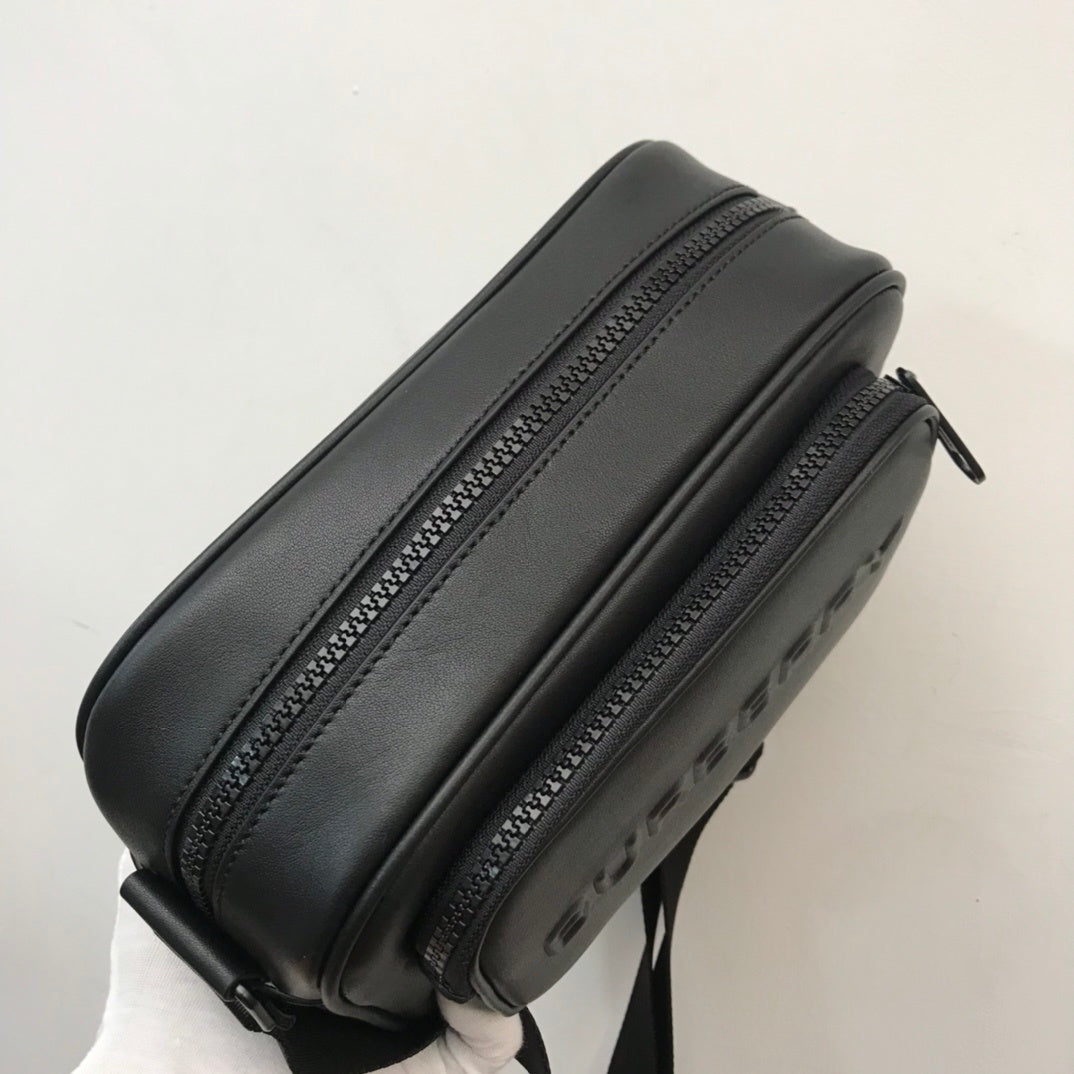 Bolsa Pochete Burberry em Couro Preta logo em relevo 23✖8✖15CM