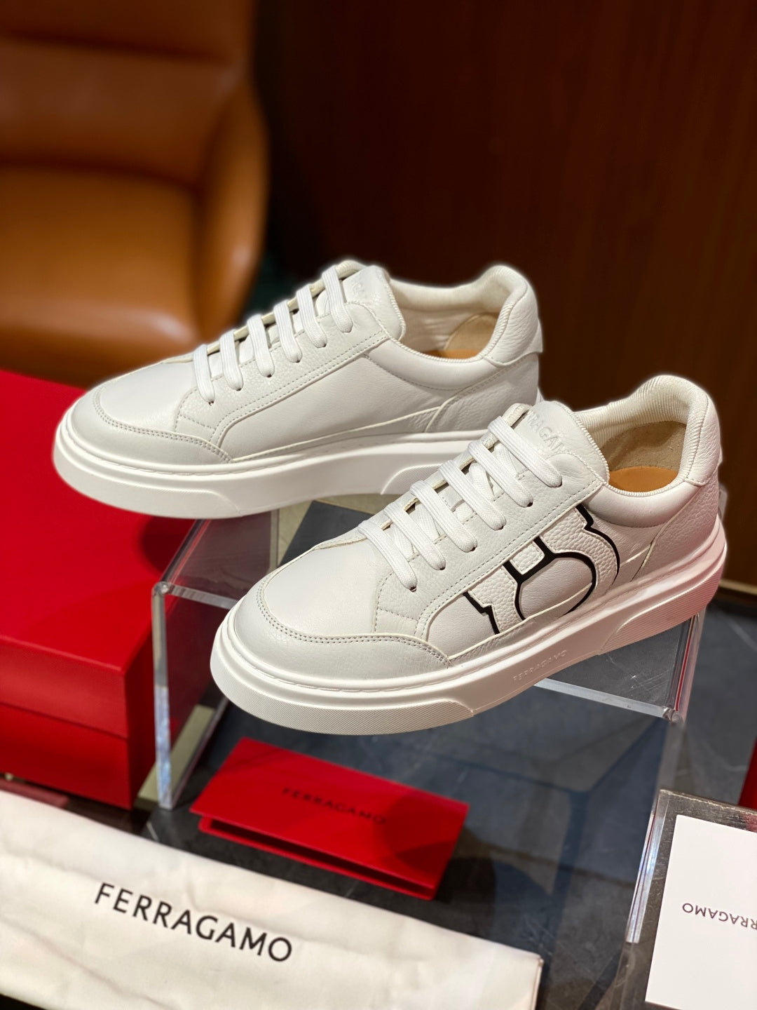 Tênis Ferragamo Gancini em couro Branco