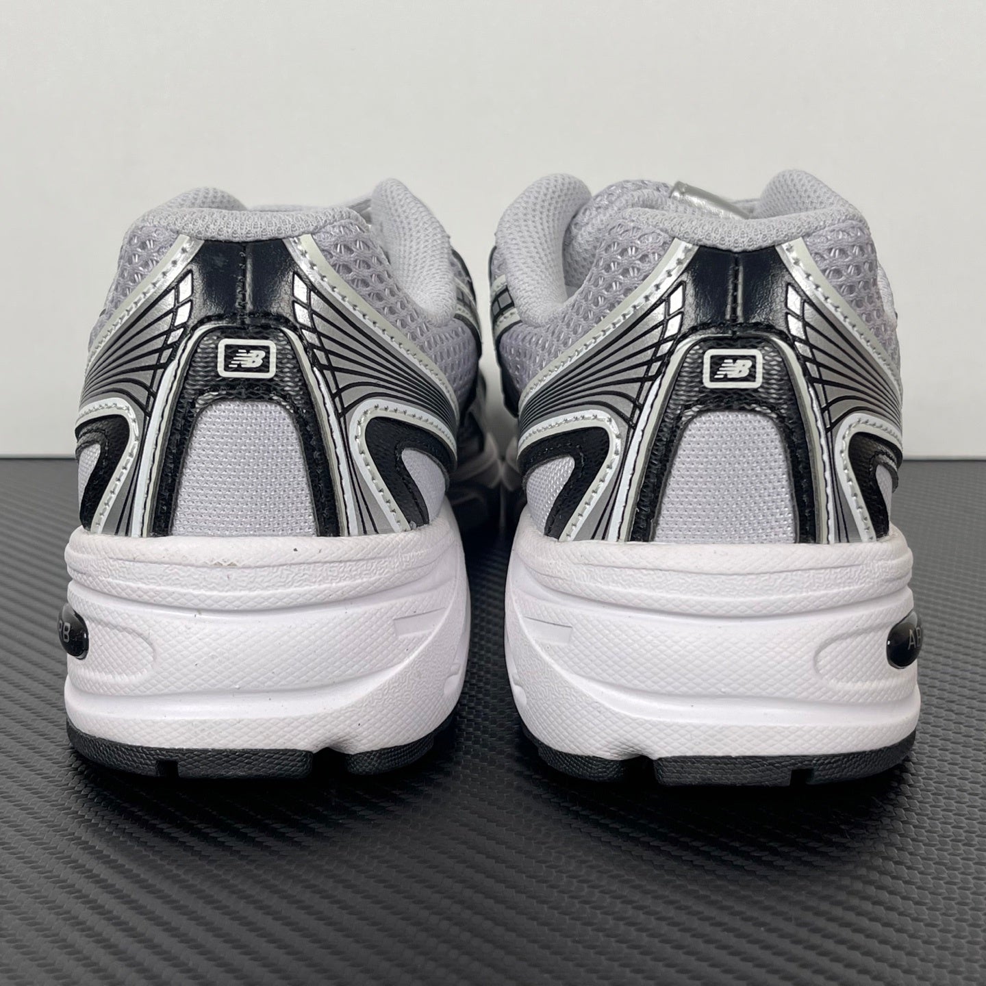 Tênis New Balance NB 740 cinza/prata
