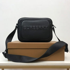 Bolsa Pochete Burberry em Couro Preta logo em relevo 23✖8✖15CM