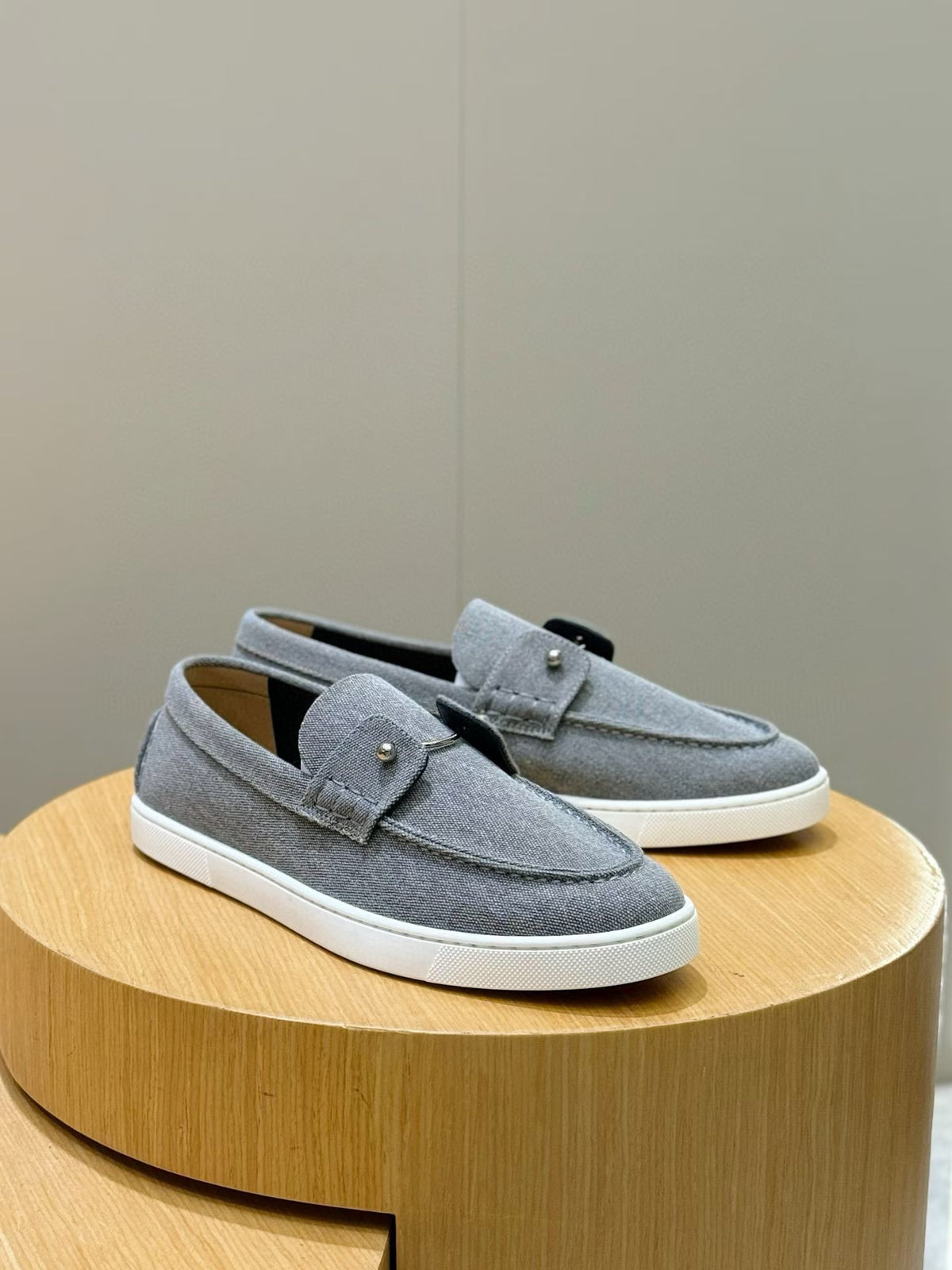 C. Louboutin Mocassim Chambeliboat Cinza