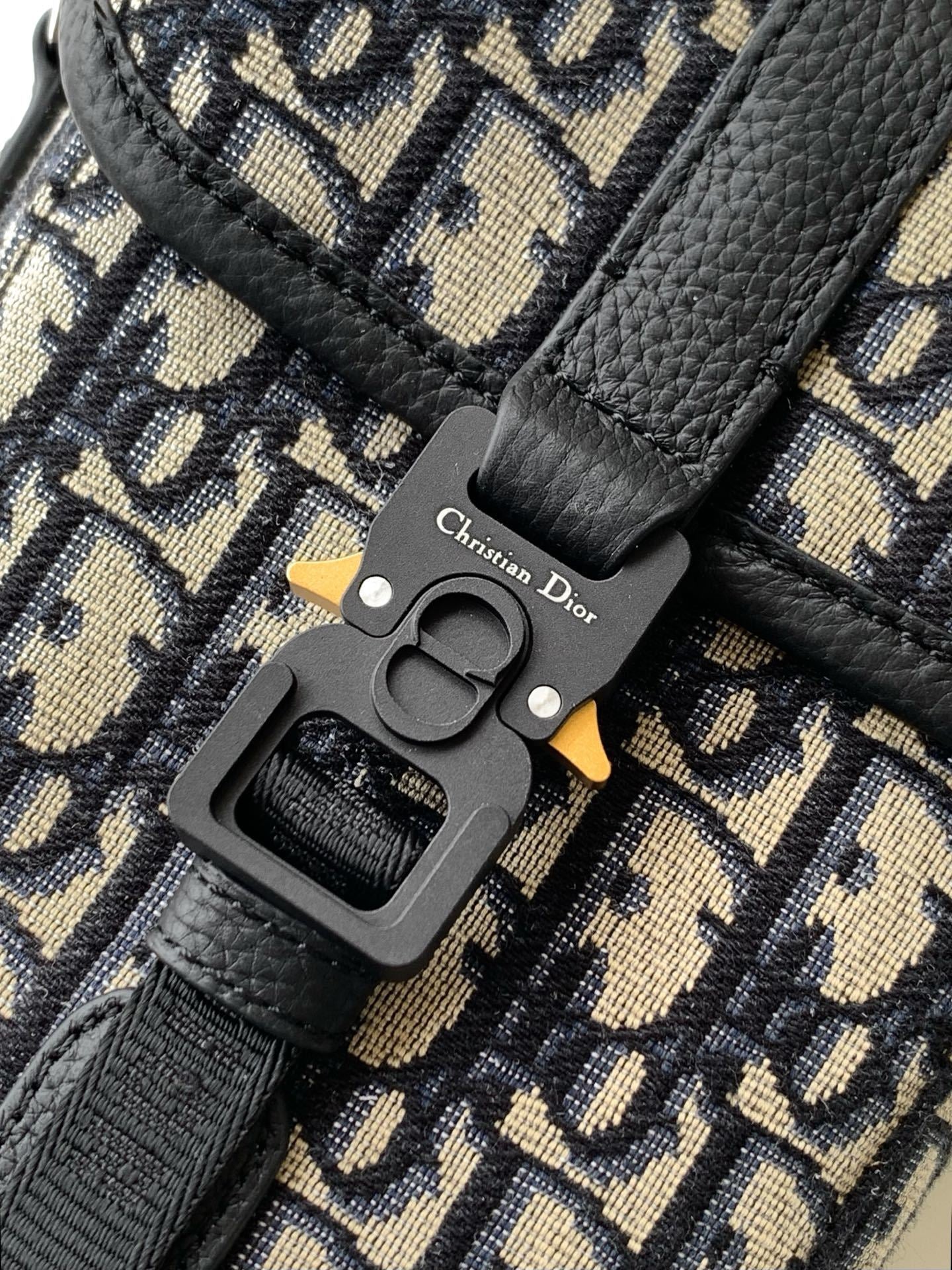 Bag Dior Mini Hit the Road Vertical Messenger Oblique 13x20x7cm