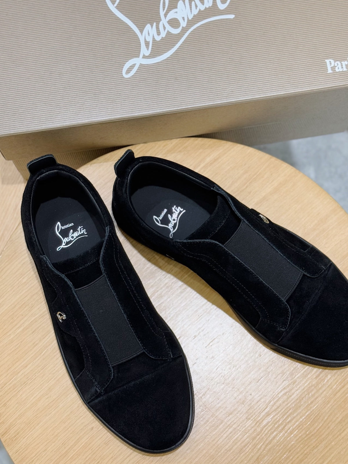 C. Louboutin Tênis Slip on de camurça preto