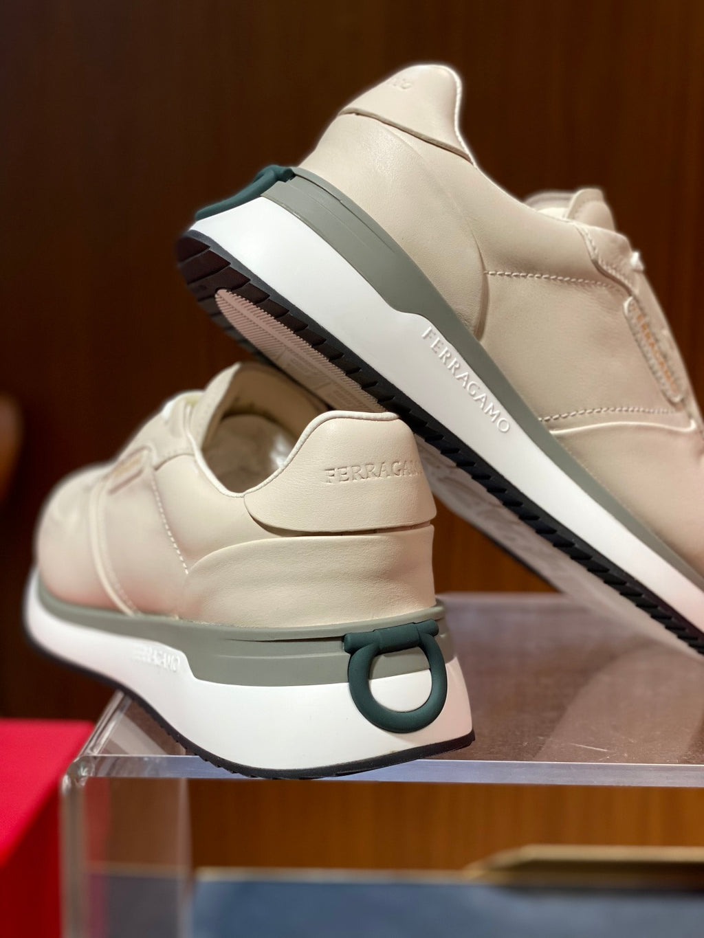 Tênis Ferragamo Gancini cano baixo couro off