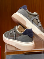 Tênis Ferragamo Gancini em couro Cinza