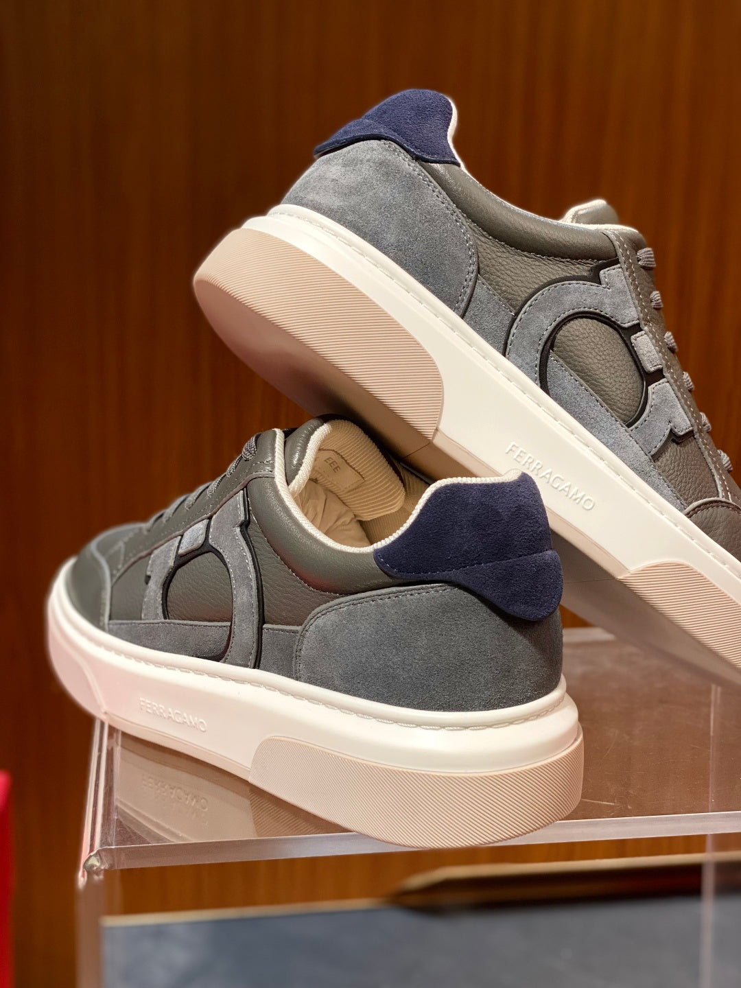 Tênis Ferragamo Gancini em couro Cinza