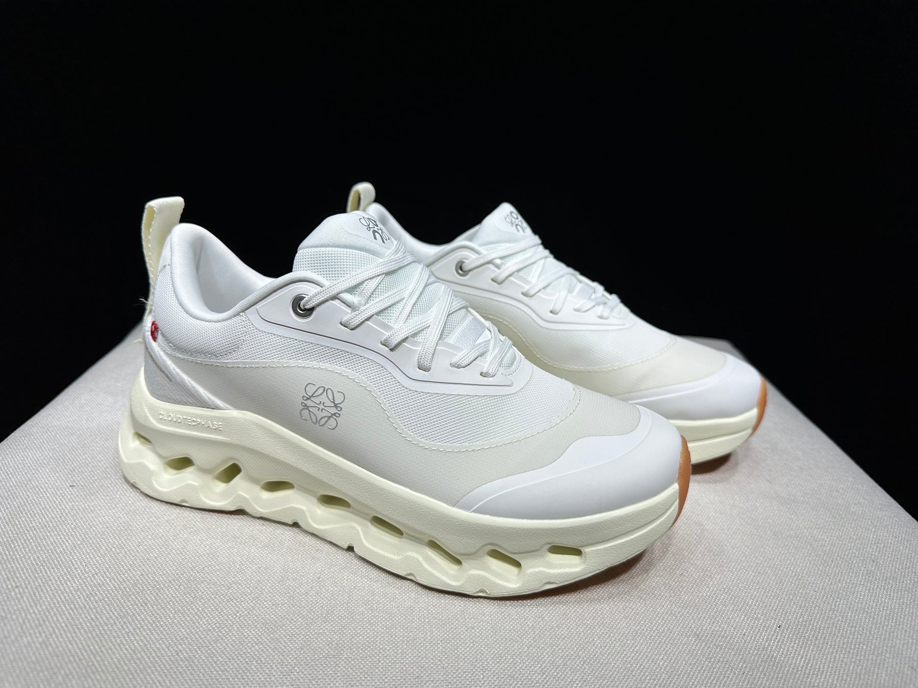 Tênis On Cloudtilt x LOEWE branco/bege