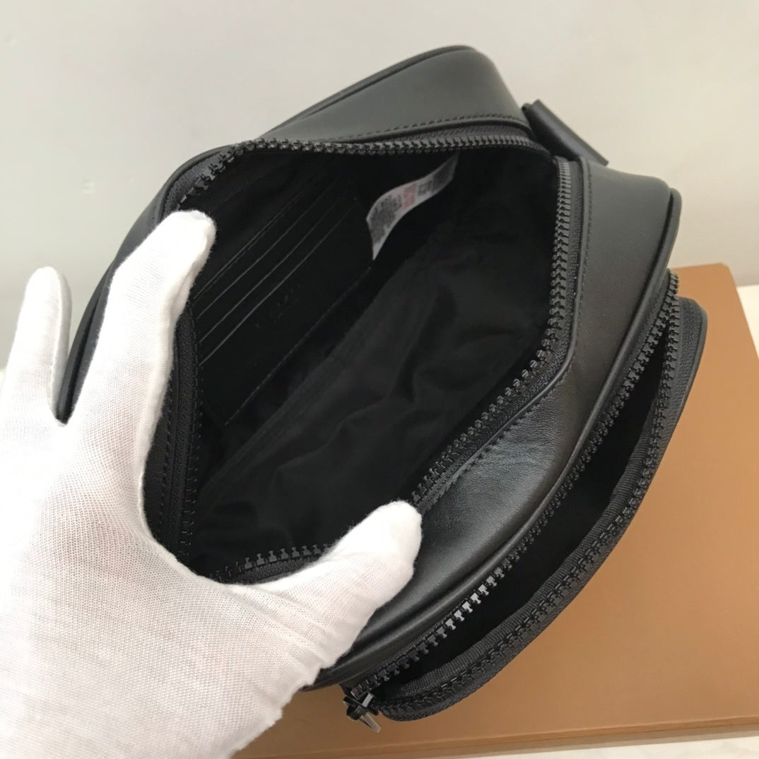 Bolsa Pochete Burberry em Couro Preta logo em relevo 23✖8✖15CM