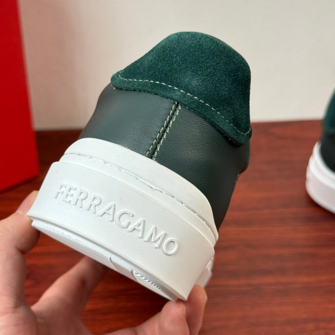 Tênis Ferragamo Gancini com detalhe em camurça Verde
