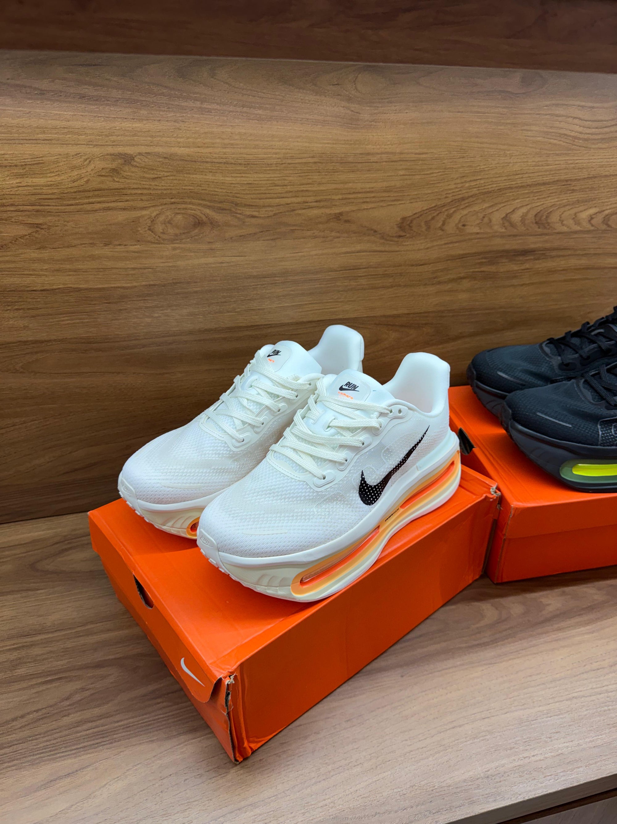 Nike Vomero premium branco/laranja