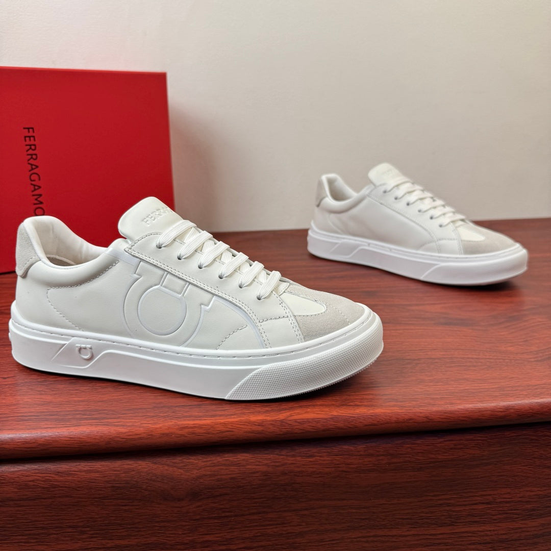 Tênis Ferragamo Gancini com detalhe em camurça Branco