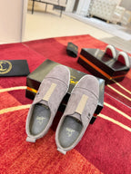 C. Louboutin Tênis Slip on de camurça cinza