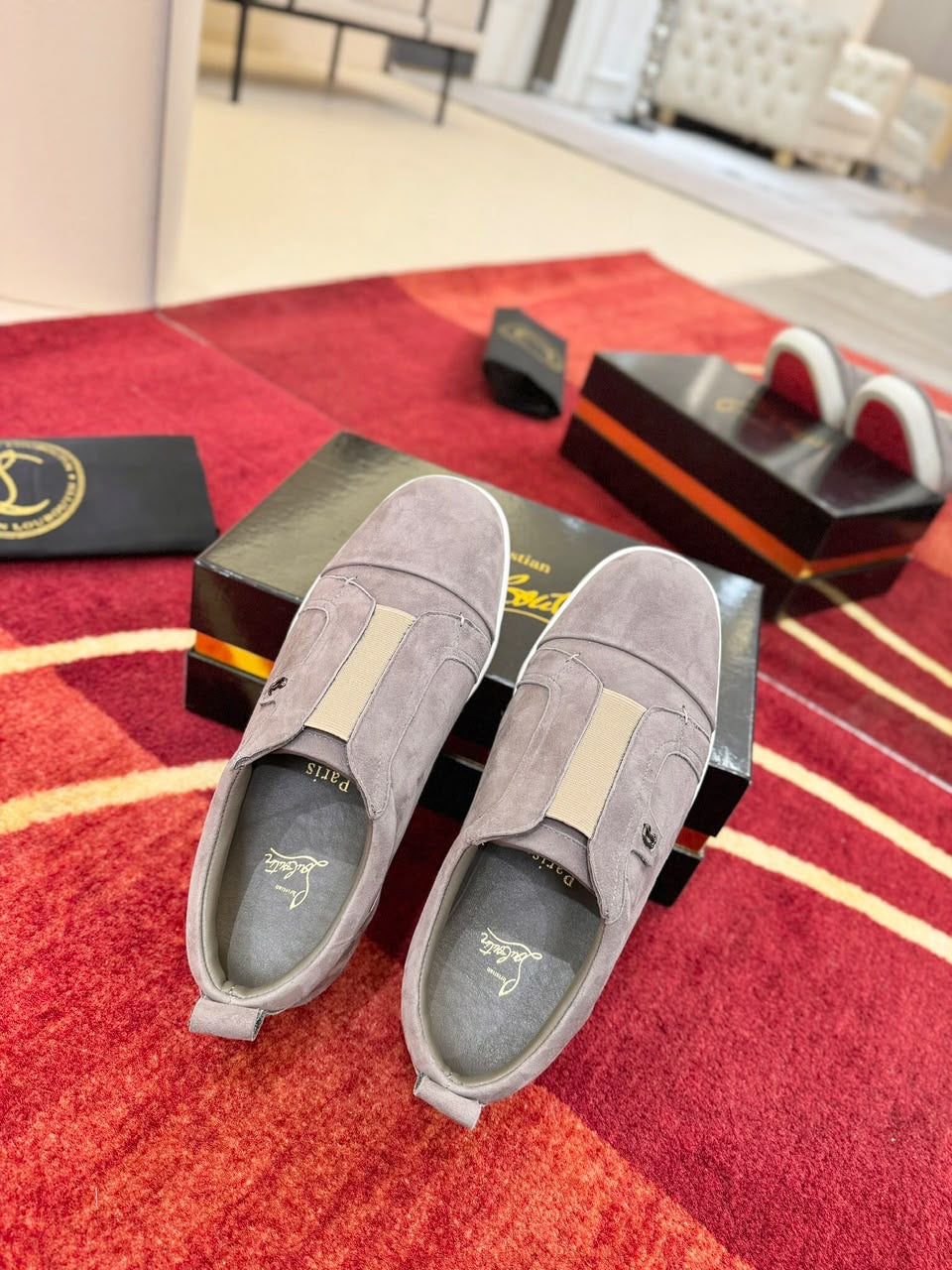 C. Louboutin Tênis Slip on de camurça cinza