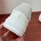 Tênis Ferragamo Gancini com detalhe em camurça Branco