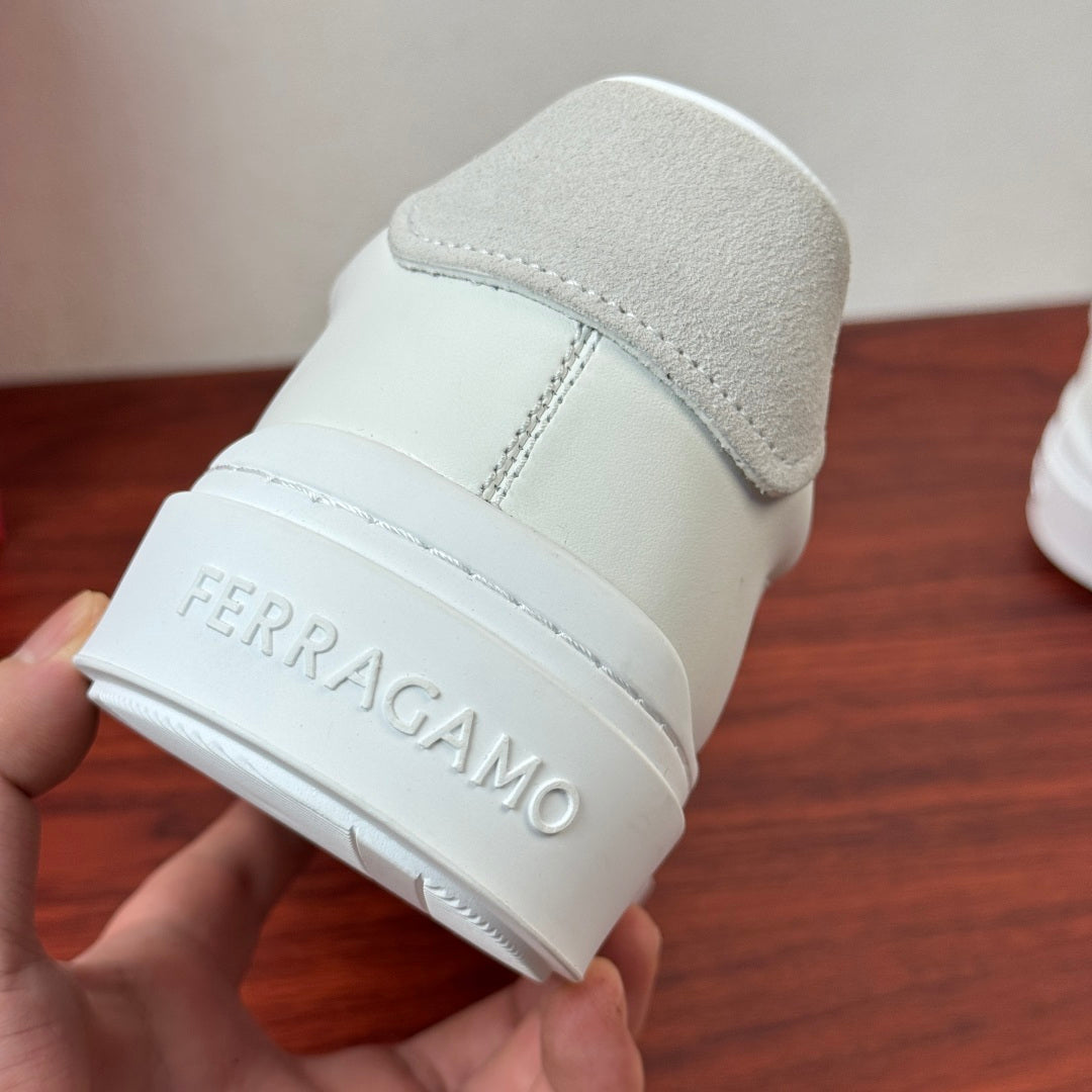 Tênis Ferragamo Gancini com detalhe em camurça Branco