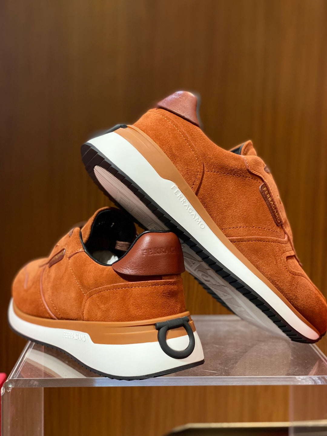 Tênis Ferragamo Gancini cano baixo em camurça Marrom