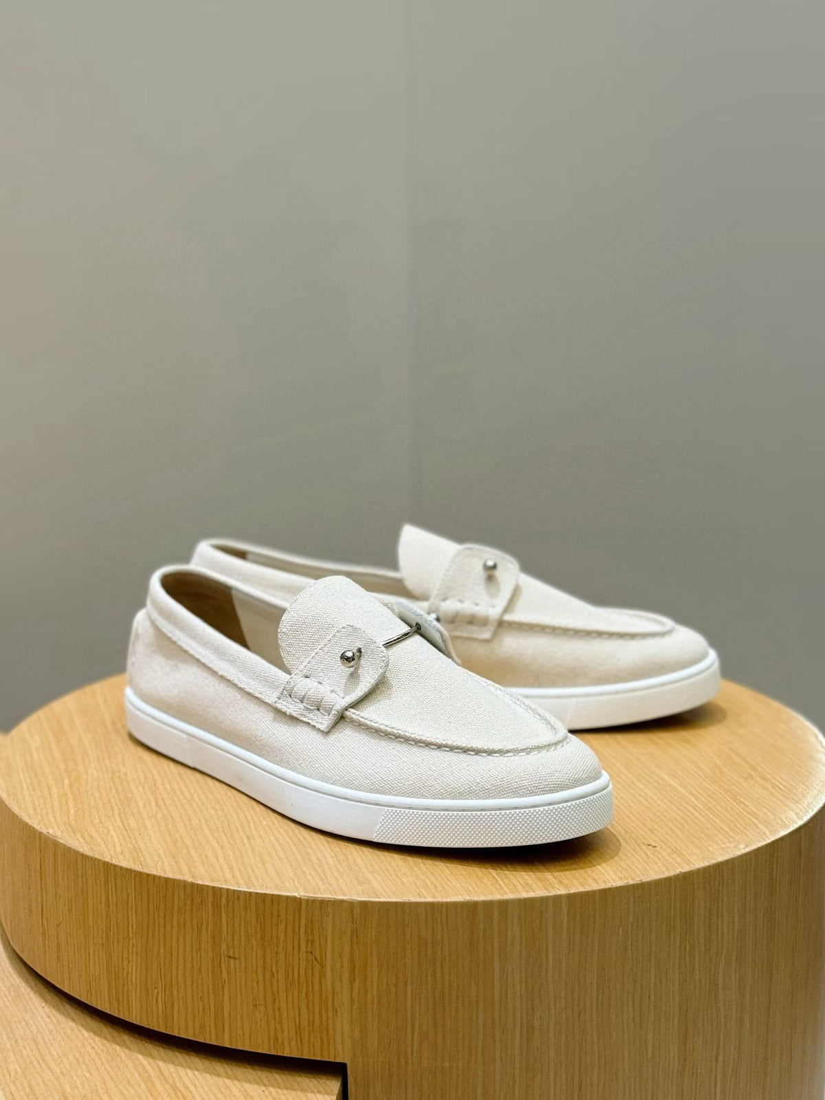 C. Louboutin Mocassim Chambeliboat Bege