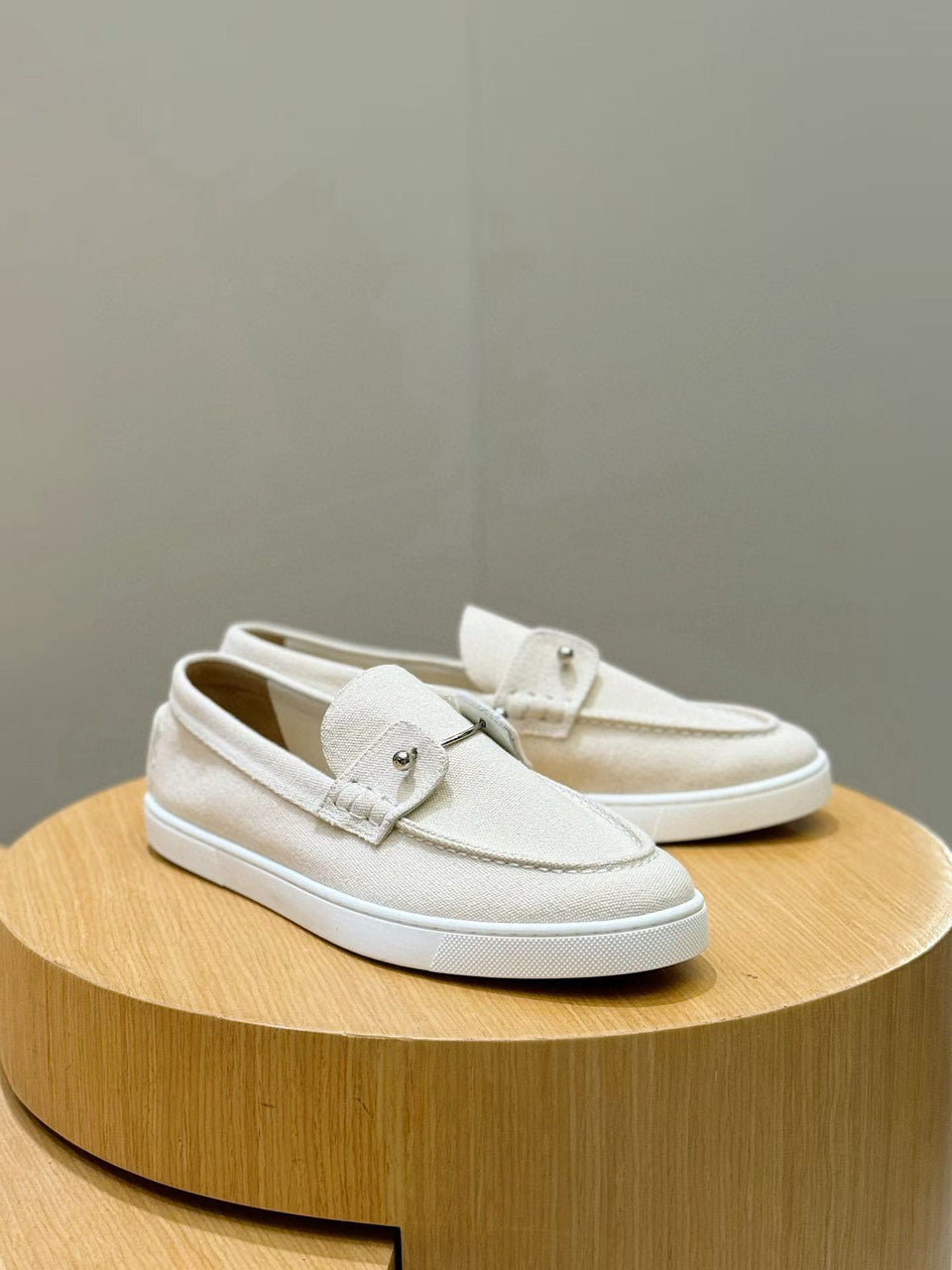 C. Louboutin Mocassim Chambeliboat Bege