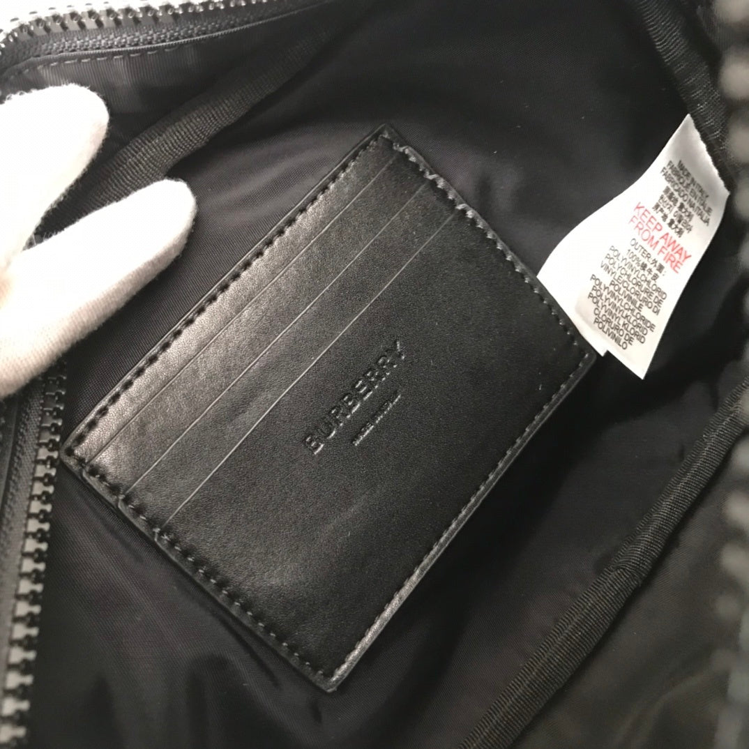 Bolsa Pochete Burberry em Couro Preta logo em relevo 23✖8✖15CM