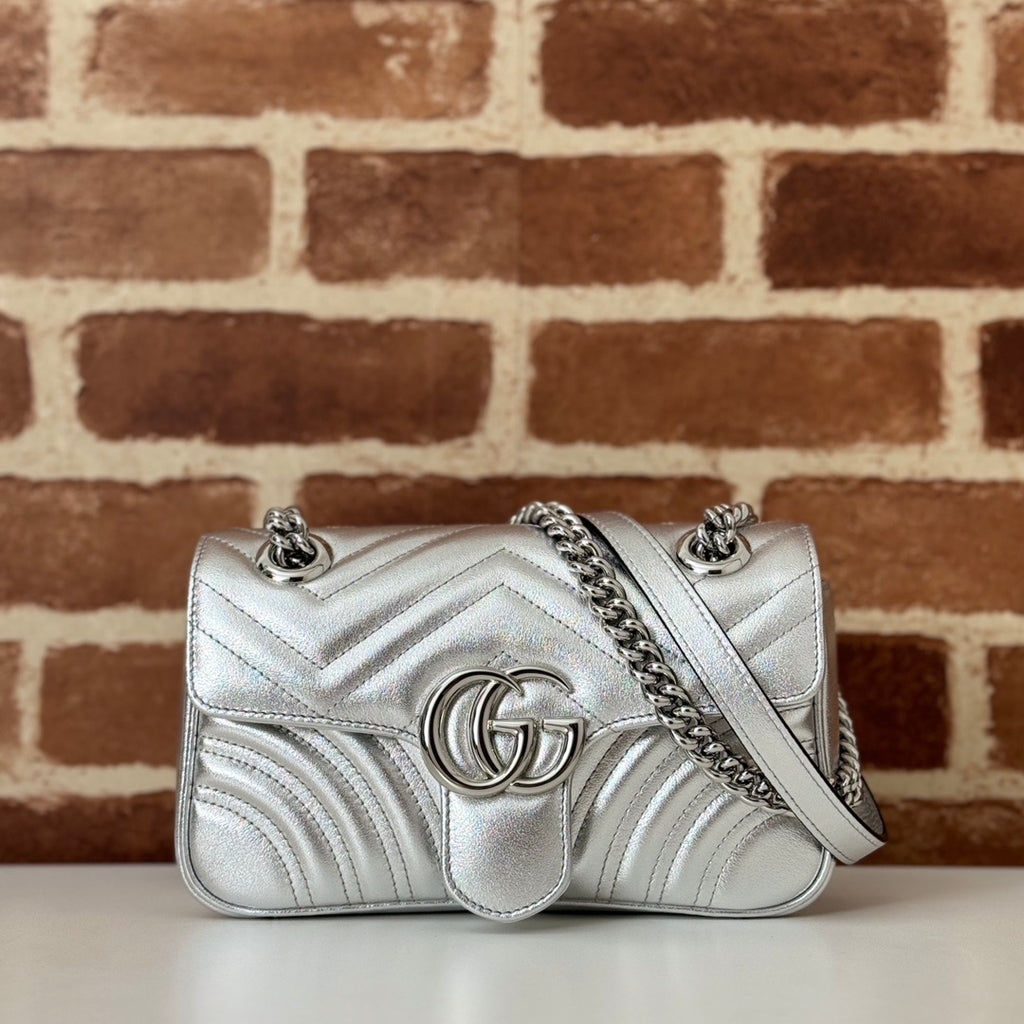 Bolsa Gucci GG Marmont Couro Prateado Super Mini/Média/Grande