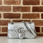 Bolsa Gucci GG Marmont Couro Prateado Super Mini/Média/Grande