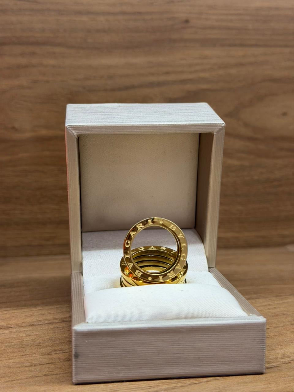 Par de anel BVLG em aço com banho de ouro pronta entrega