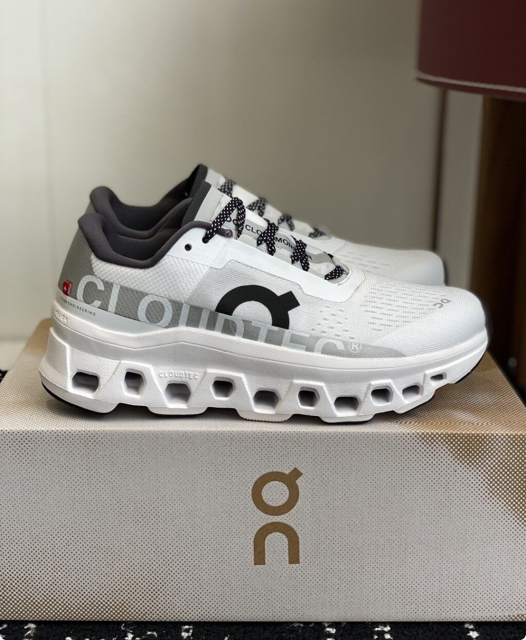 Tênis On Running Cloudmonster Branco/Preto