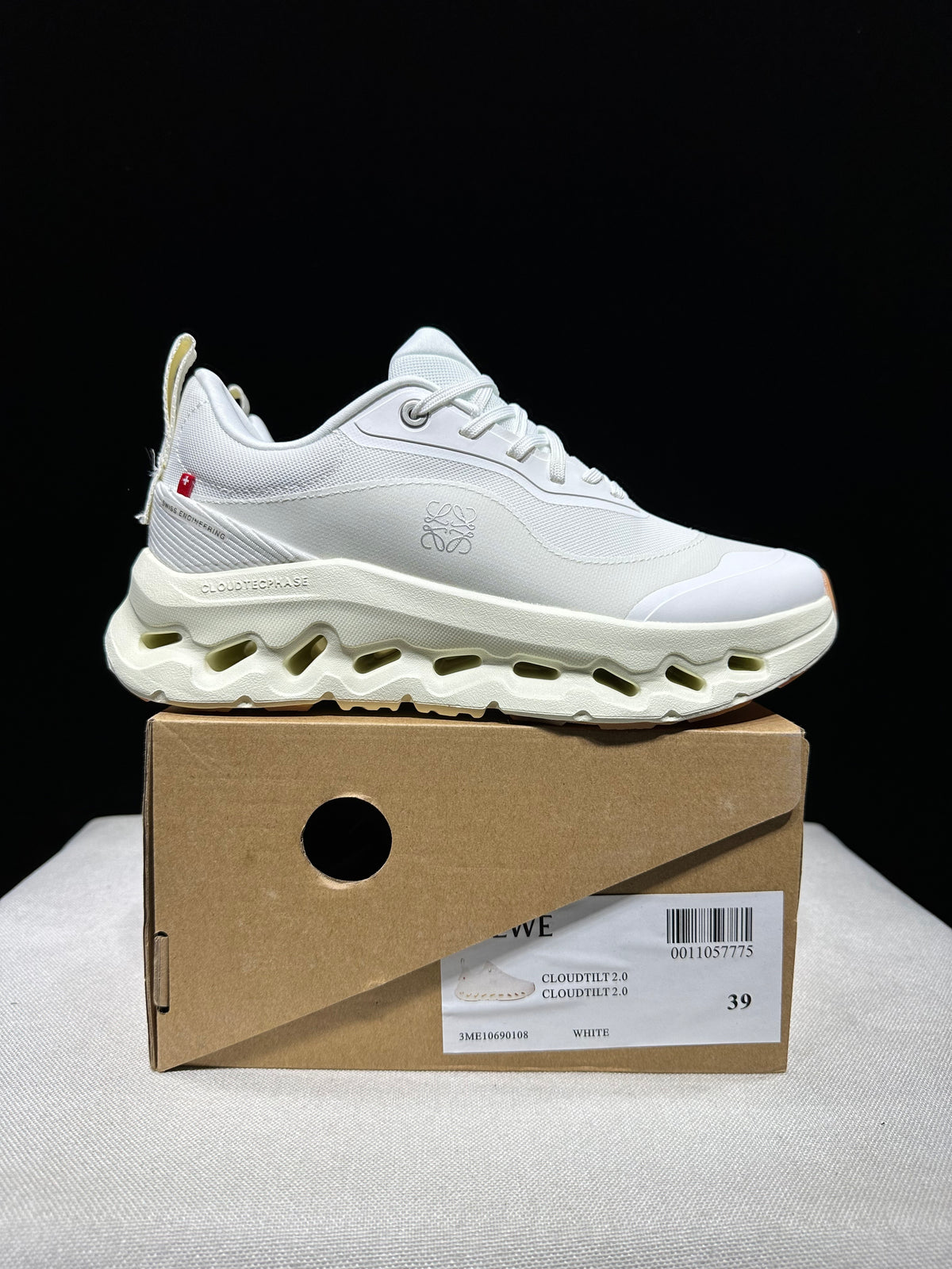 Tênis On Cloudtilt x LOEWE branco/bege