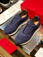 Tênis Ferragamo Gancini cano baixo em camurça Azul