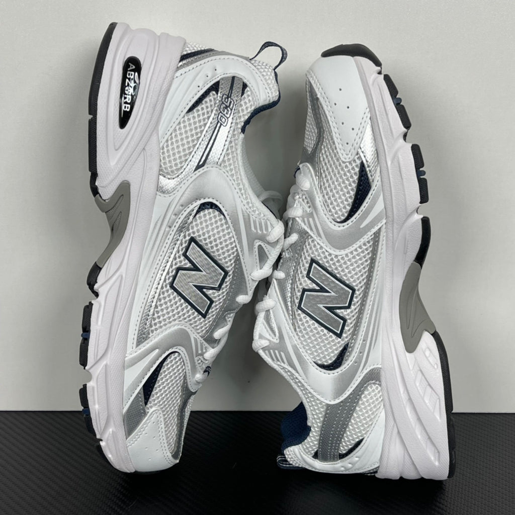 NB 530 Branco/Azul marinho