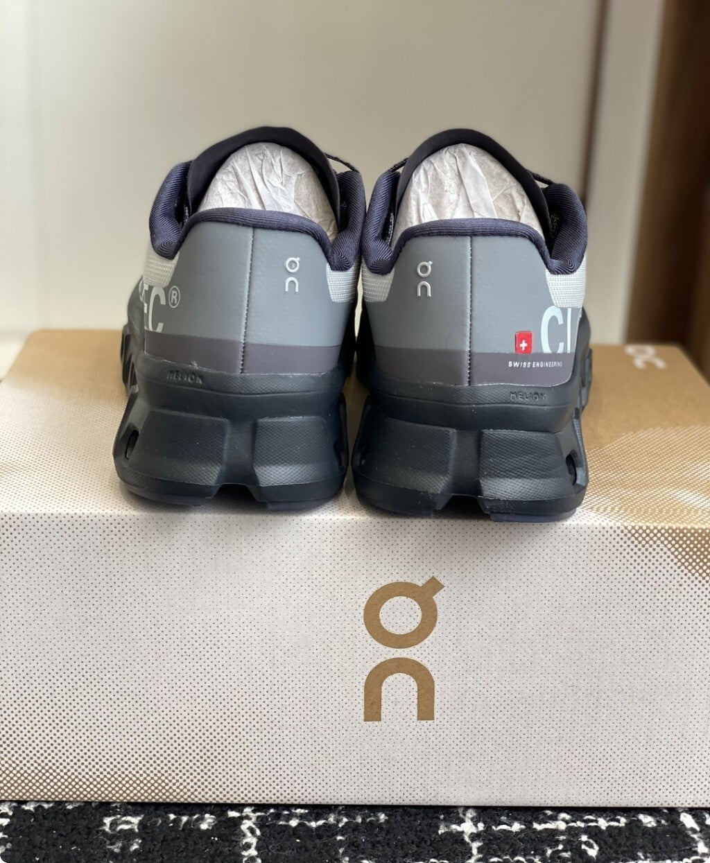 Tênis On Running Cloudmonster Cinza/Branco