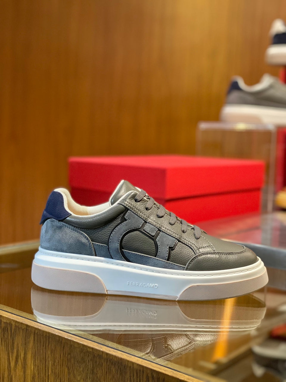 Tênis Ferragamo Gancini em couro Cinza