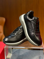Tênis Ferragamo Gancini cano baixo couro preto