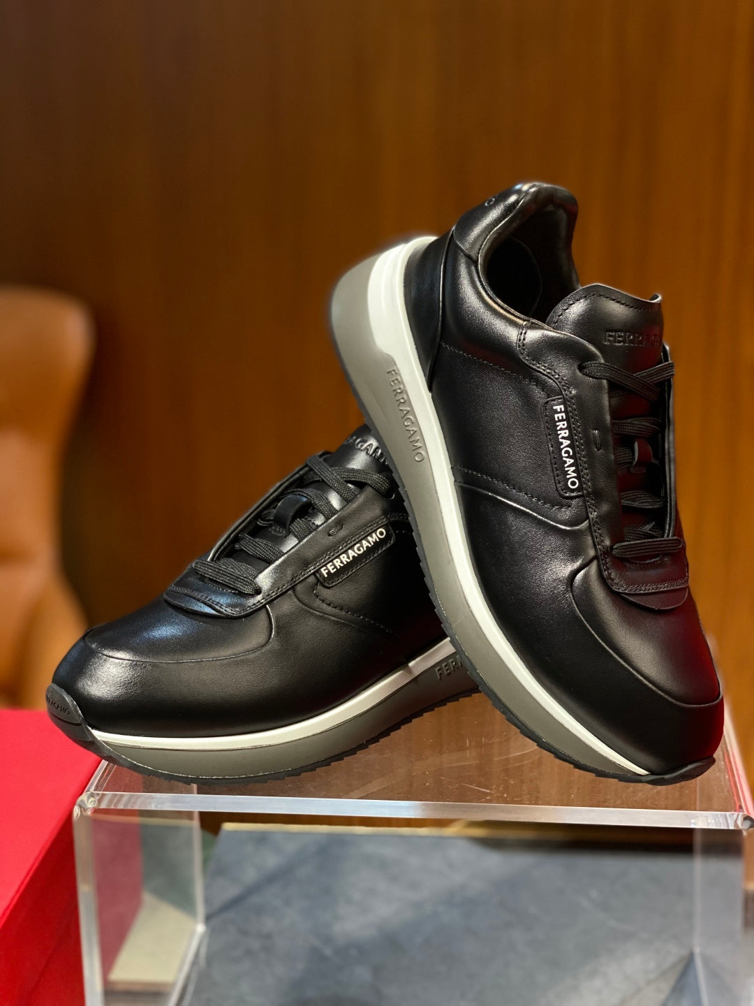 Tênis Ferragamo Gancini cano baixo couro preto