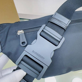 Pochete Burberry Sonny Preto  31x17CM