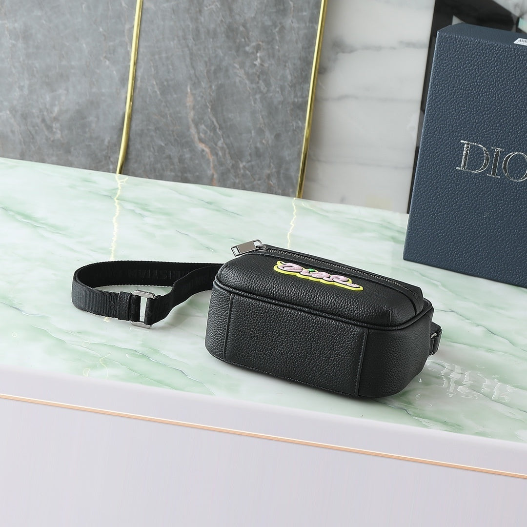 Pochete Dior x KAWS Mini Rider 2.0 Zipped Messenger Bag  18.5 x13.5 x7cm