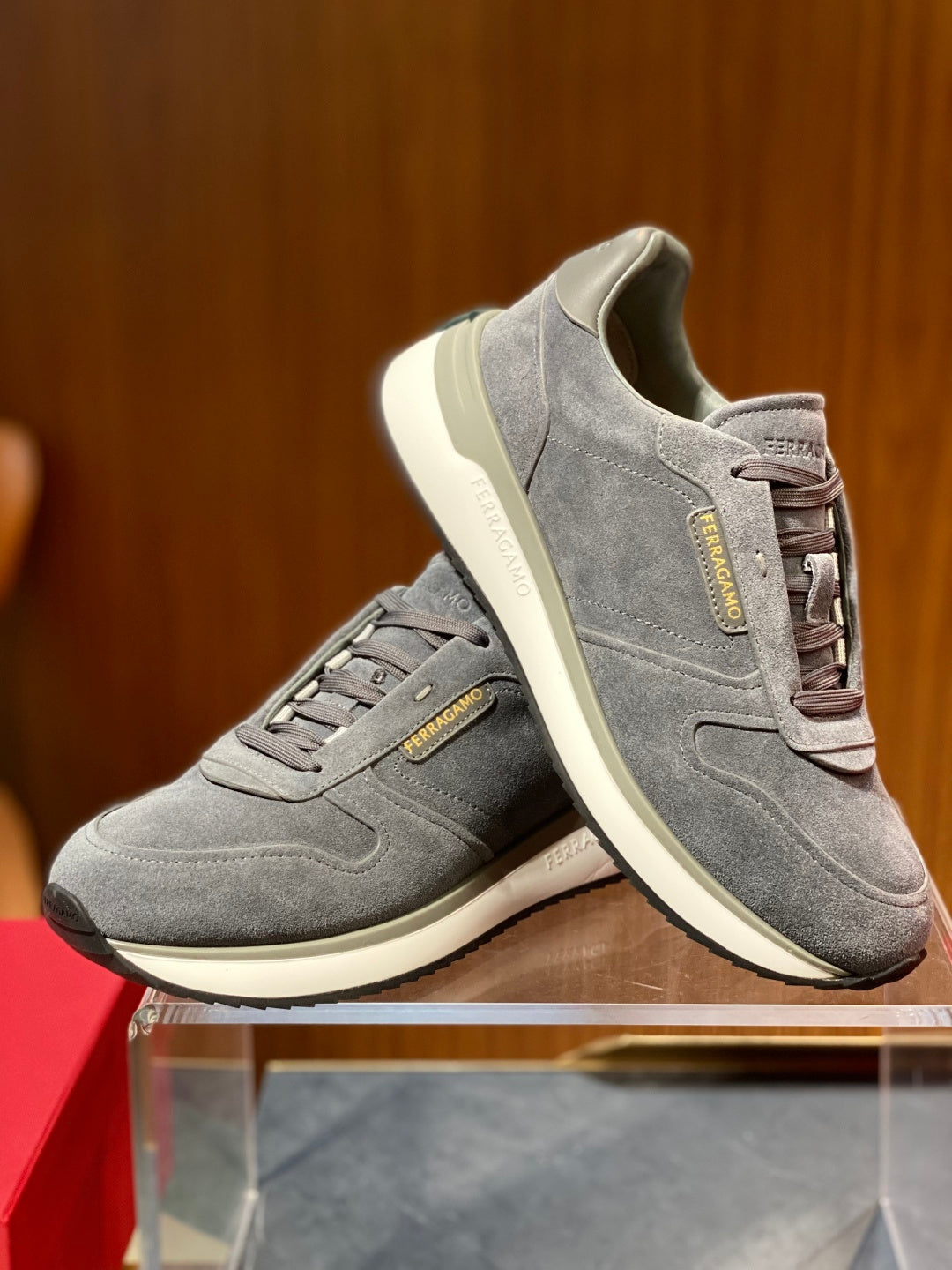 Tênis Ferragamo Gancini cano baixo em camurça Cinza