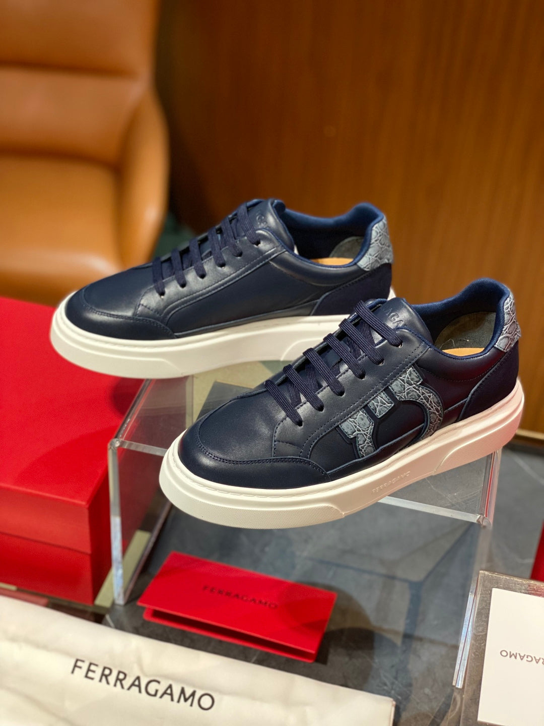 Tênis Ferragamo Gancini em couro Azul com detalhes em croco