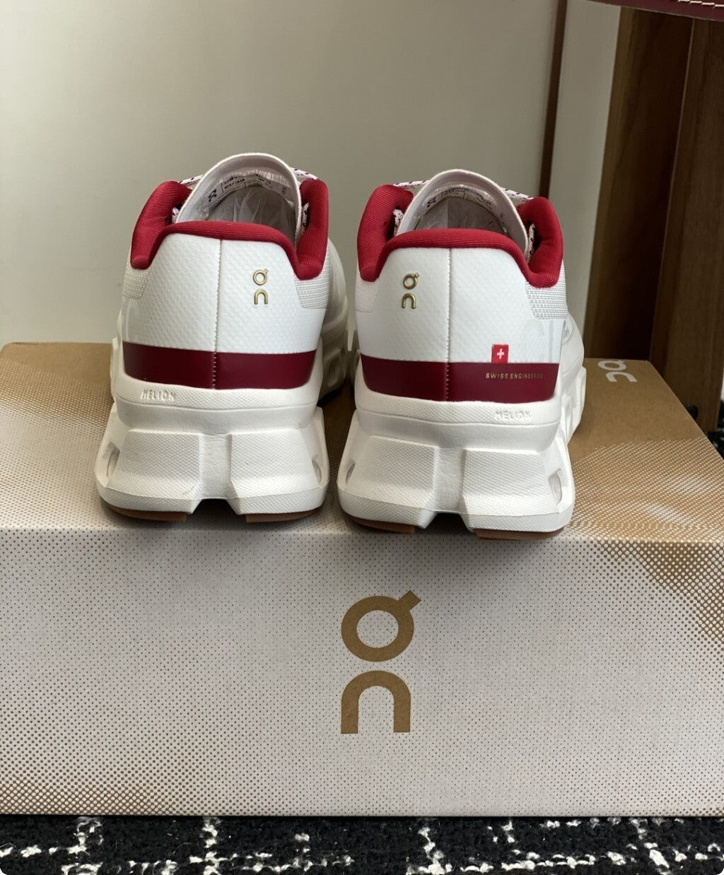 Tênis On Running Cloudmonster Branco/Dourado