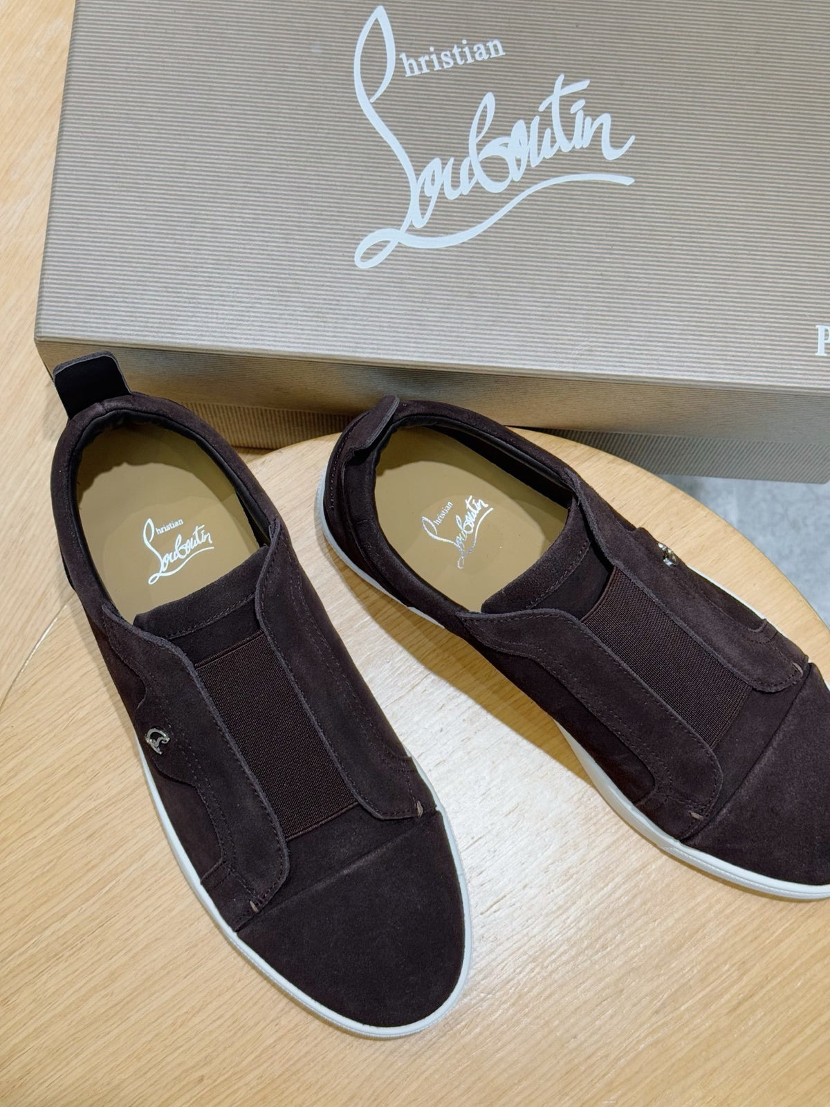 C. Louboutin Tênis Slip on de camurça marrom