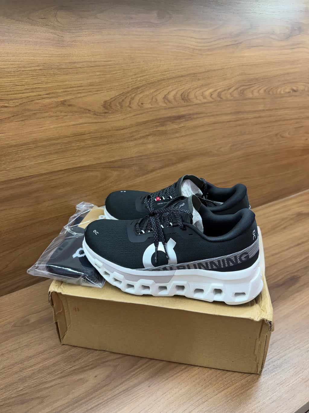 Tênis ON Running Cloudmonster 2 Preto/Branco