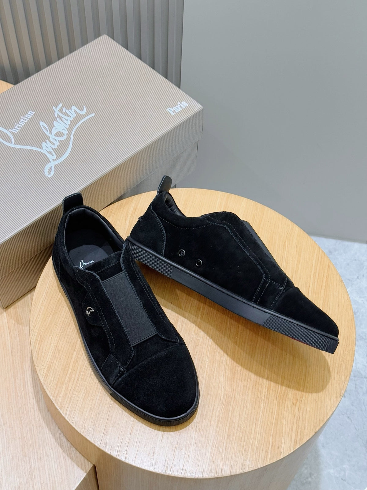 C. Louboutin Tênis Slip on de camurça preto